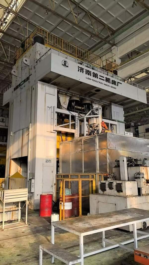 济南二机，四点压力机：LD41300/700，台面4.6/2.5米。.
