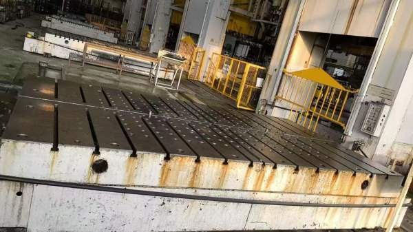 济南二机，四点压力机：LD41300/700，台面4.6/2.5米。.