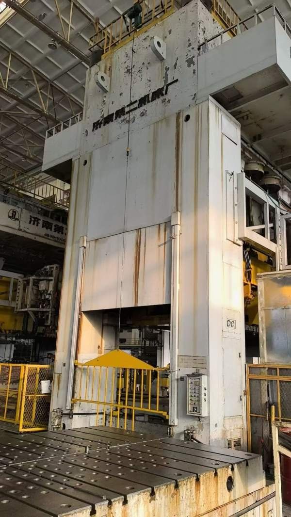 济南二机，四点压力机：LD41300/700，台面4.6/2.5米。.