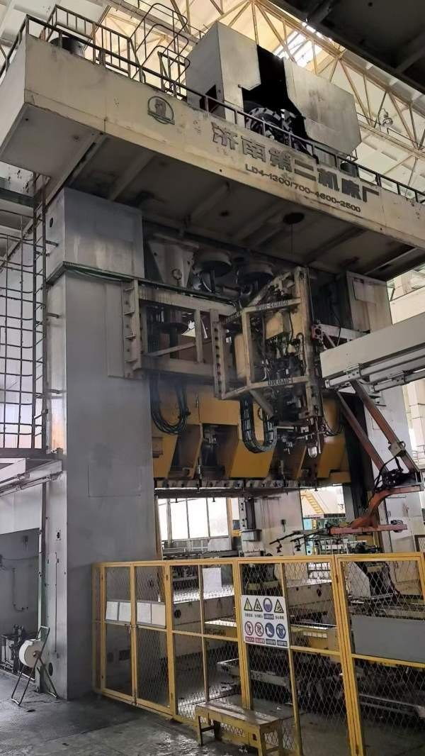 济南二机，四点压力机：LD41300/700，台面4.6/2.5米。.