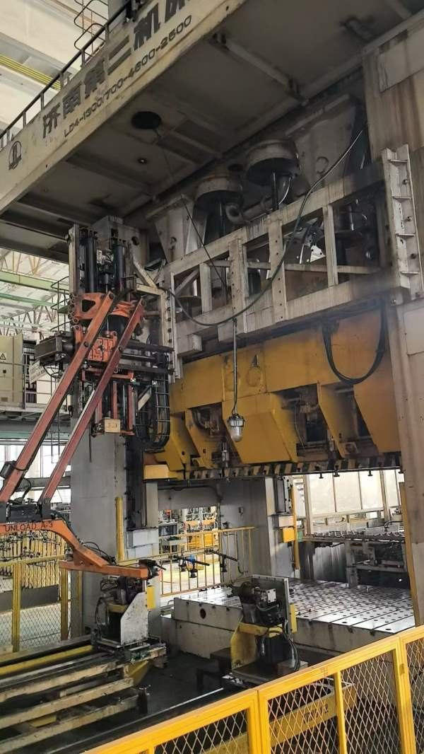 济南二机，四点压力机：LD41300/700，台面4.6/2.5米。.