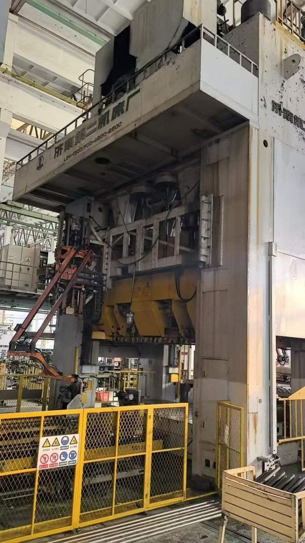 济南二机，四点压力机：LD41300/700，台面4.6/2.5米。.