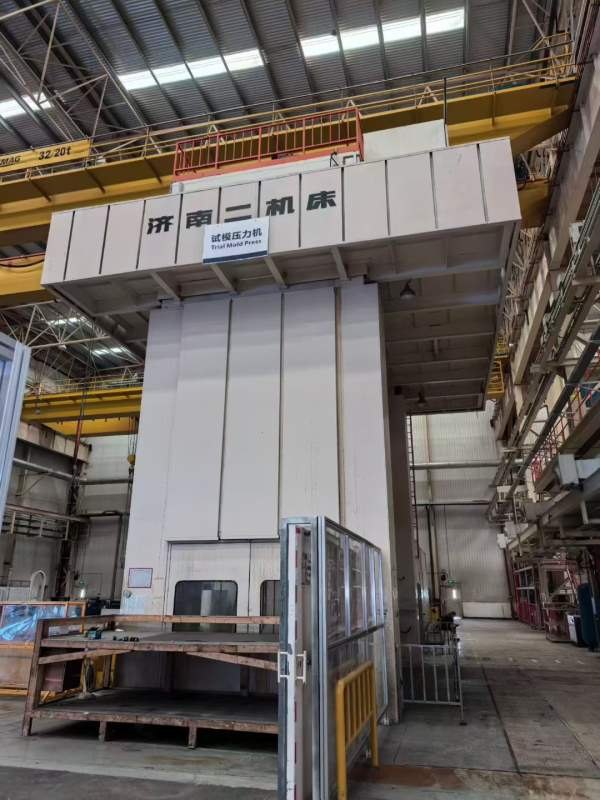 在位出售：济南二机产，四点数控多连杆压力机2000吨，.
