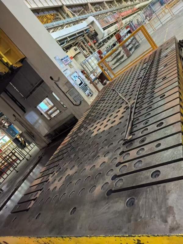 在位出售：济南二机产，四点数控多连杆压力机2000吨，.