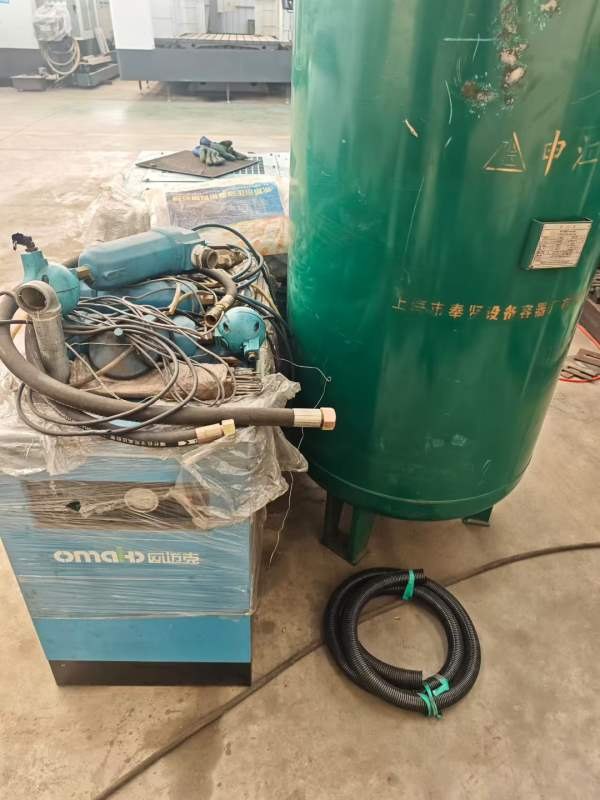 空压机、干燥机、气罐一套。有需要的朋友联系！