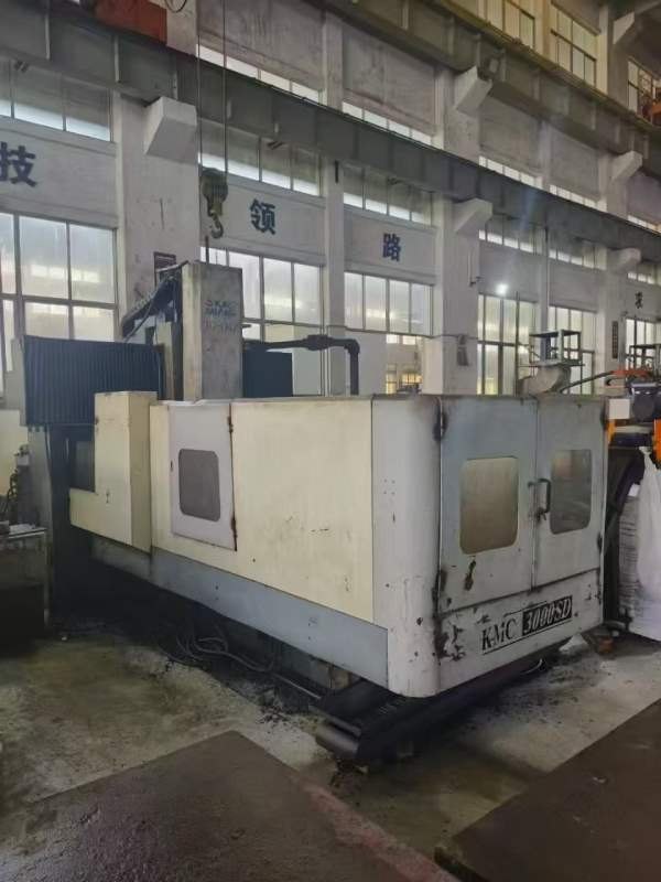 只要20多万台湾高明KMC3000SD，BT50齿轮头主轴6000转.