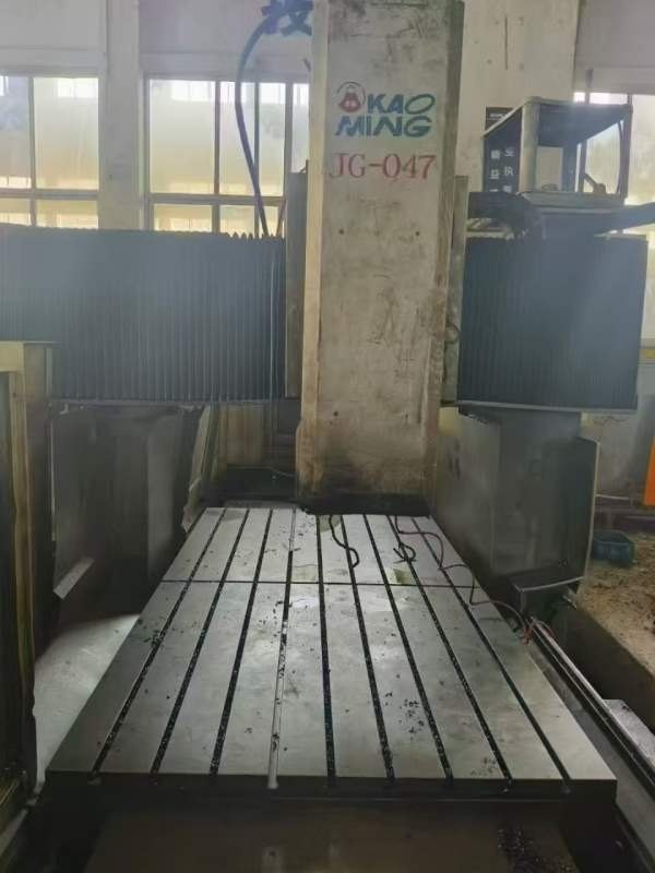 只要20多万台湾高明KMC3000SD，BT50齿轮头主轴6000转.