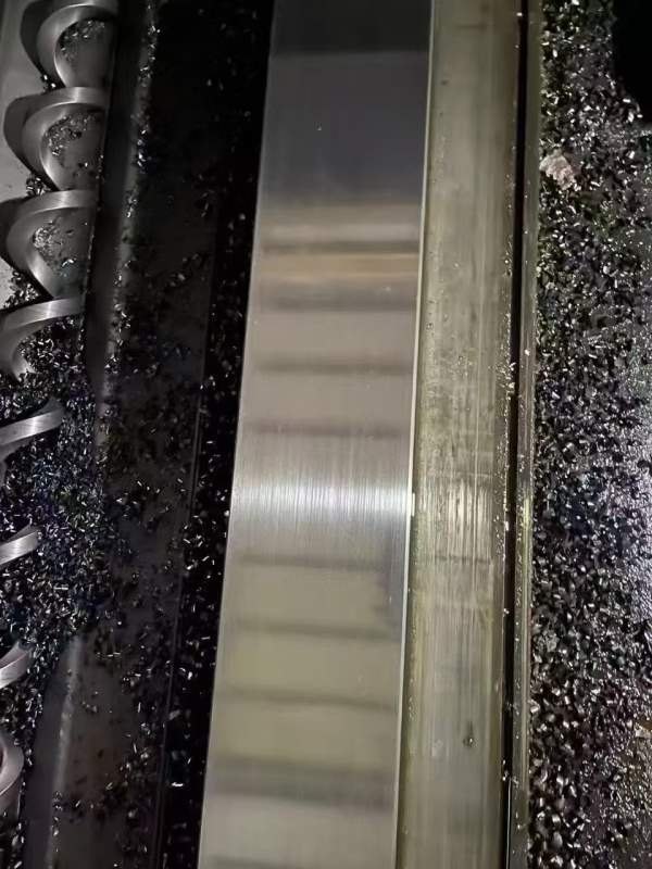 只要20多万台湾高明KMC3000SD，BT50齿轮头主轴6000转.