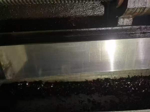 只要20多万台湾高明KMC3000SD，BT50齿轮头主轴6000转.