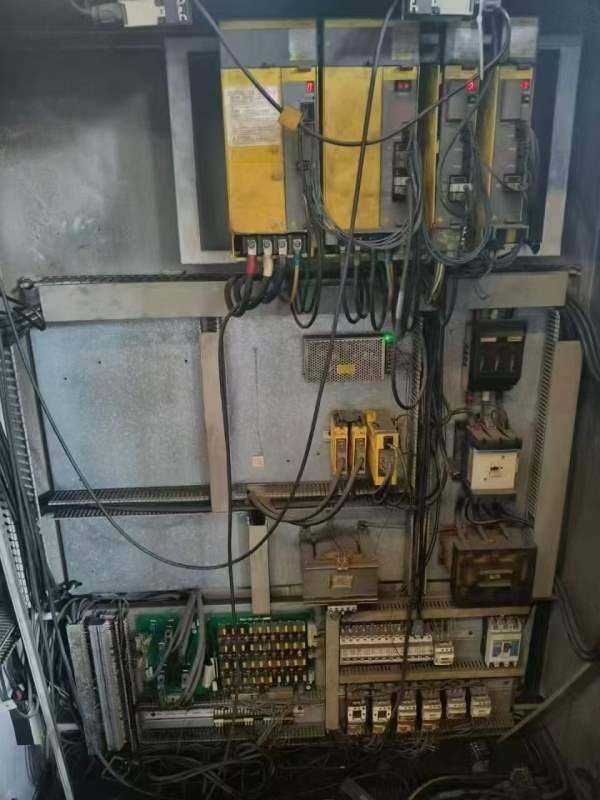 只要20多万台湾高明KMC3000SD，BT50齿轮头主轴6000转.