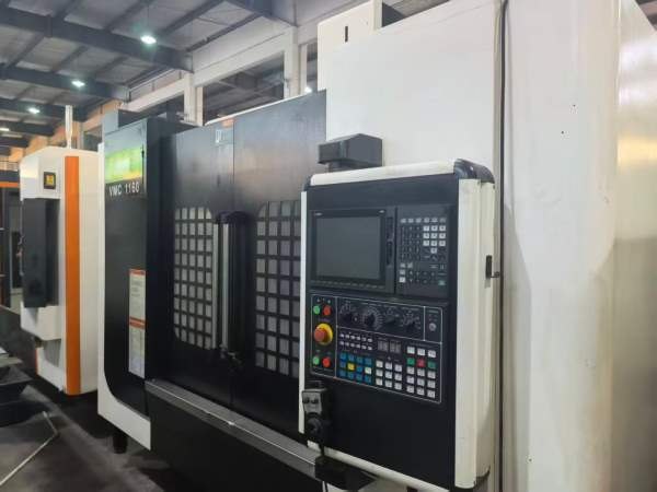 先源1160立式加工中心三轴滚柱导轨.三菱M80系统BT40主.