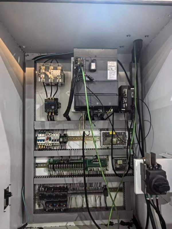 先源1160立式加工中心三轴滚柱导轨.三菱M80系统BT40主.