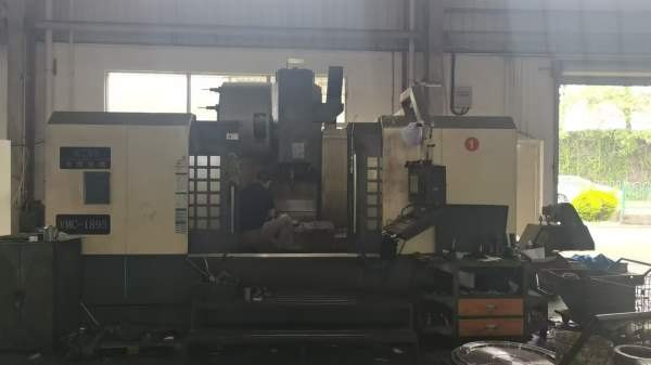 刚刚买下工厂在位，东刚1895加工中心，BT50超大主轴齿.