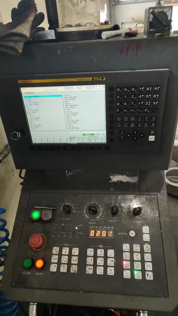 刚刚买下工厂在位，东刚1895加工中心，BT50超大主轴齿.