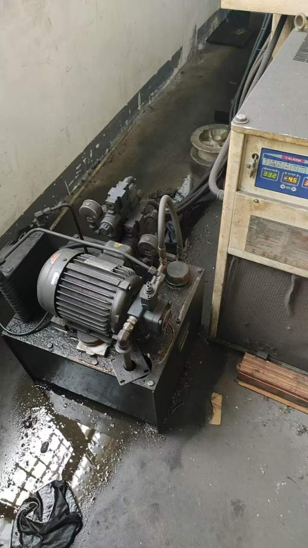 刚刚买下工厂在位，东刚1895加工中心，BT50超大主轴齿.