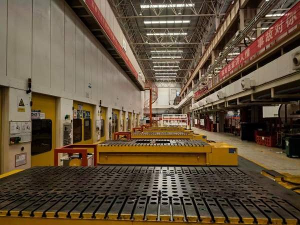 济南二机产，四点多连杆锻压线6000吨，五机联动。带自.