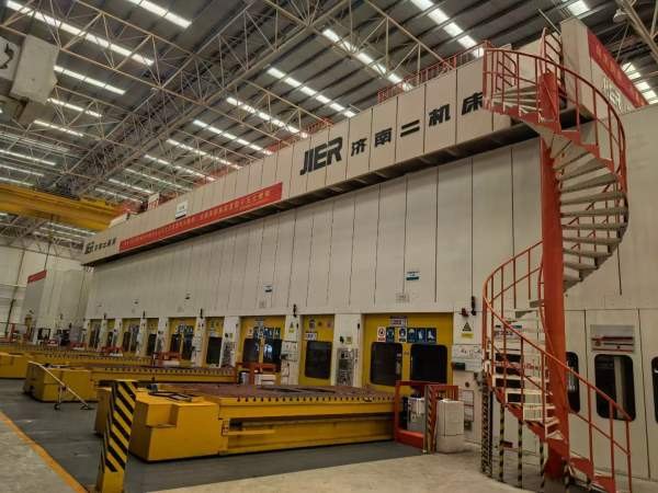 济南二机产，四点多连杆锻压线6000吨，五机联动。带自.