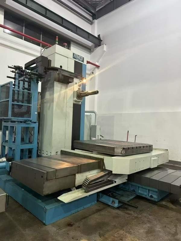 台湾远东数控镗铣床BMC-135，远东130，BT50主轴带齿轮.