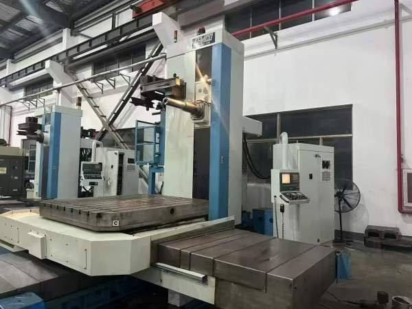 台湾远东数控镗铣床BMC-135，远东130，BT50主轴带齿轮.