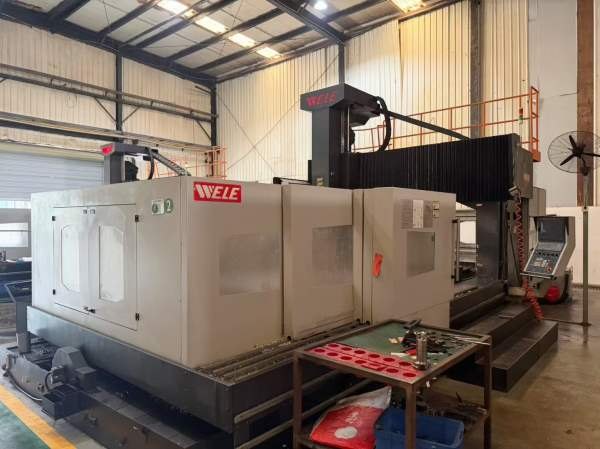 （425图片2台）四川工厂买下8台台湾威立龙门加工中心2.