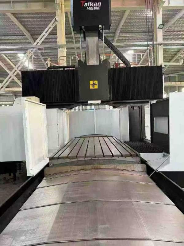 刚刚买一台25年基本全新台群2040龙门加工中心 新到全.