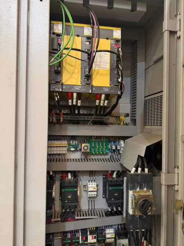 421图片3台）四川工厂买下8台台湾威立龙门加工中心202.