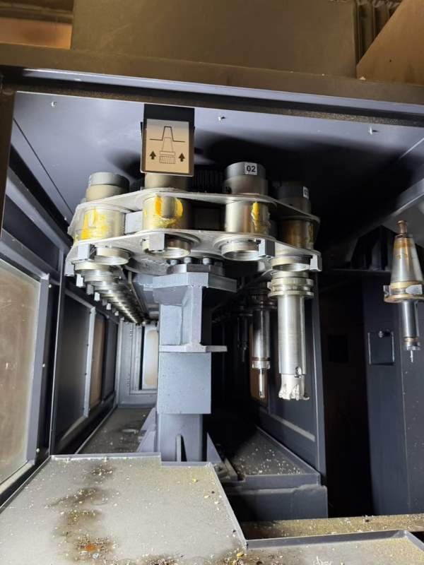 421图片3台）四川工厂买下8台台湾威立龙门加工中心202.