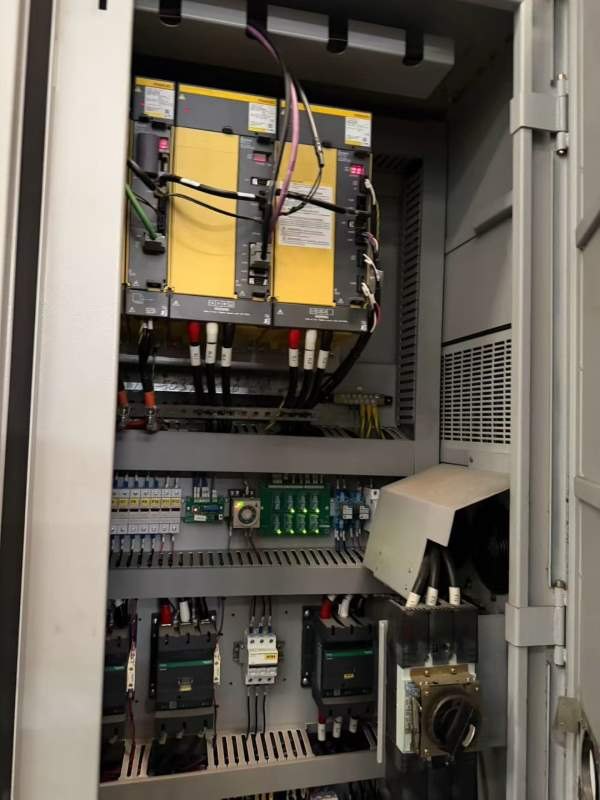 421图片3台）四川工厂买下8台台湾威立龙门加工中心202.