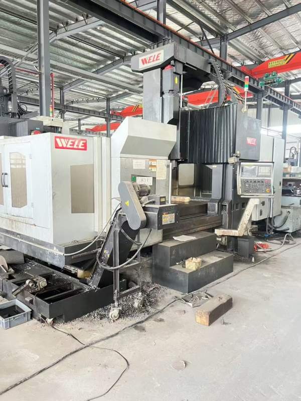 西安工厂崴立216同款两台。工作台1.5x2米。门宽1.7米.