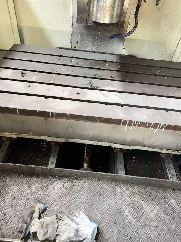 西安工厂佛威1580立式加工中心，工作台，主轴BT50齿轮.