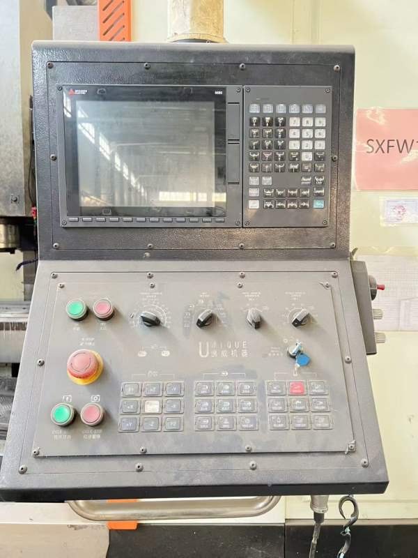 西安工厂佛威1580立式加工中心，工作台，主轴BT50齿轮.