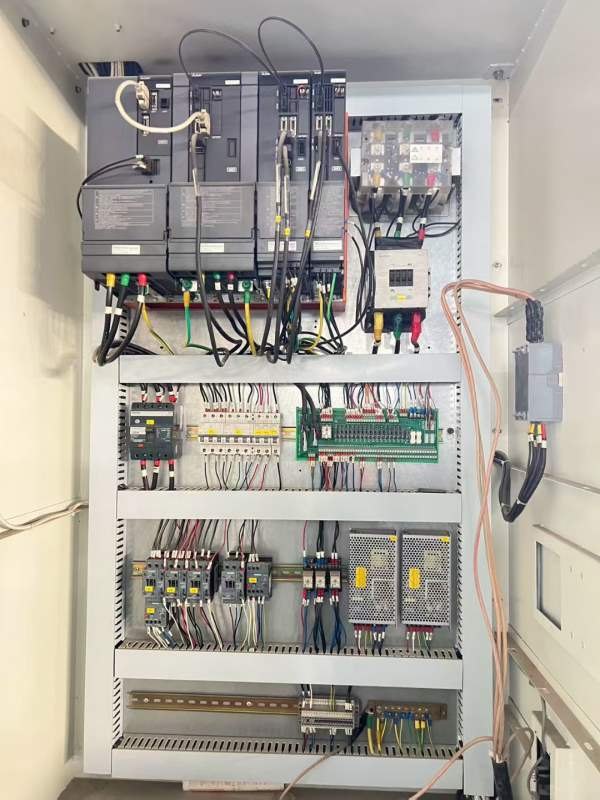 西安工厂佛威1580立式加工中心，工作台，主轴BT50齿轮.