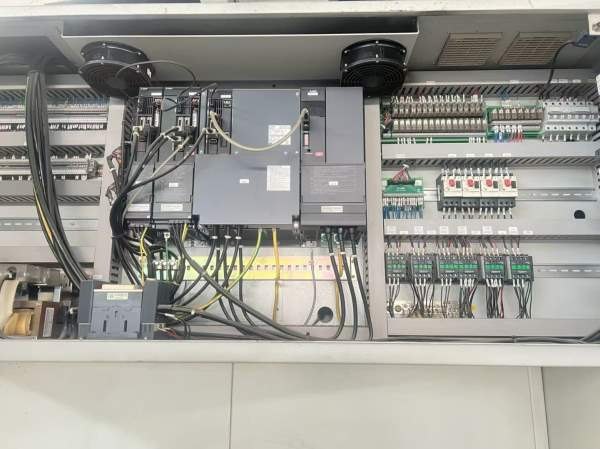 西安工厂海天GLUe13龙门，工作台，主轴BT50，系统三菱.