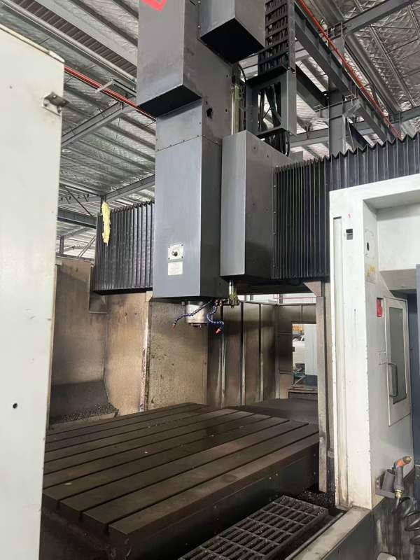 西安工厂海天GU9两米龙门，同款两台工作台，过龙门宽1.