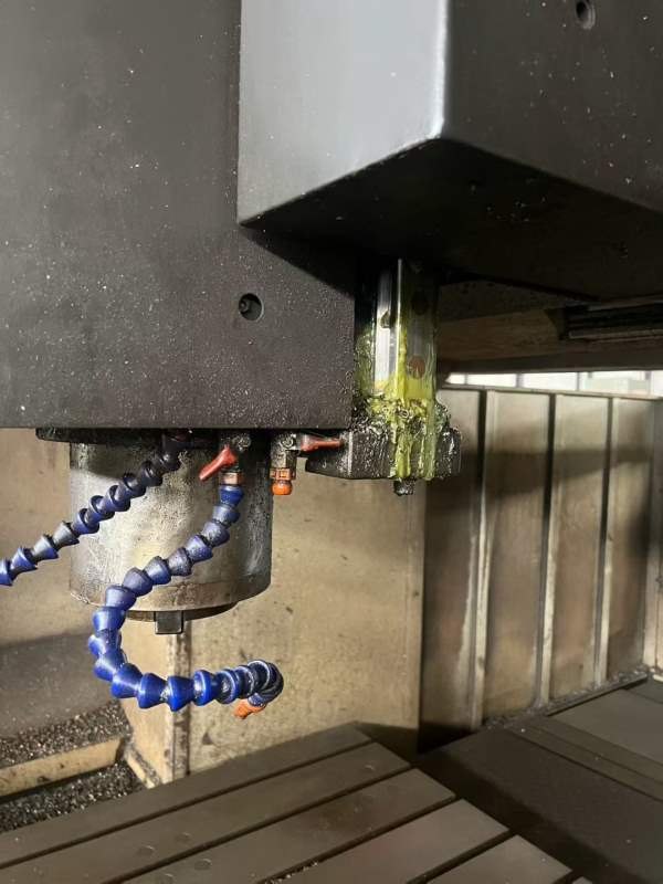 西安工厂海天GU9两米龙门，同款两台工作台，过龙门宽1.