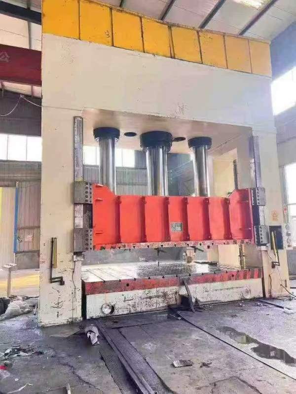 南通1250吨框架液压机。有效台面2.5X4米，开口1.85米.