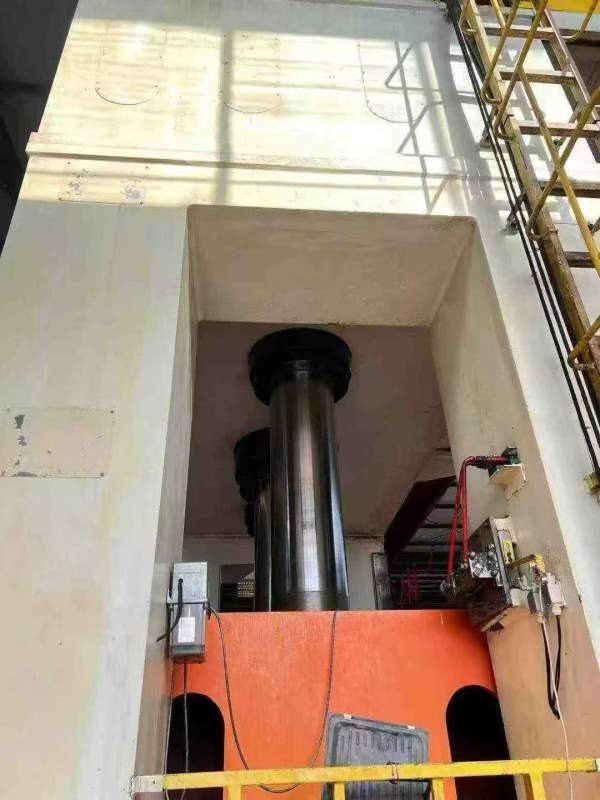 南通1250吨框架液压机。有效台面2.5X4米，开口1.85米.