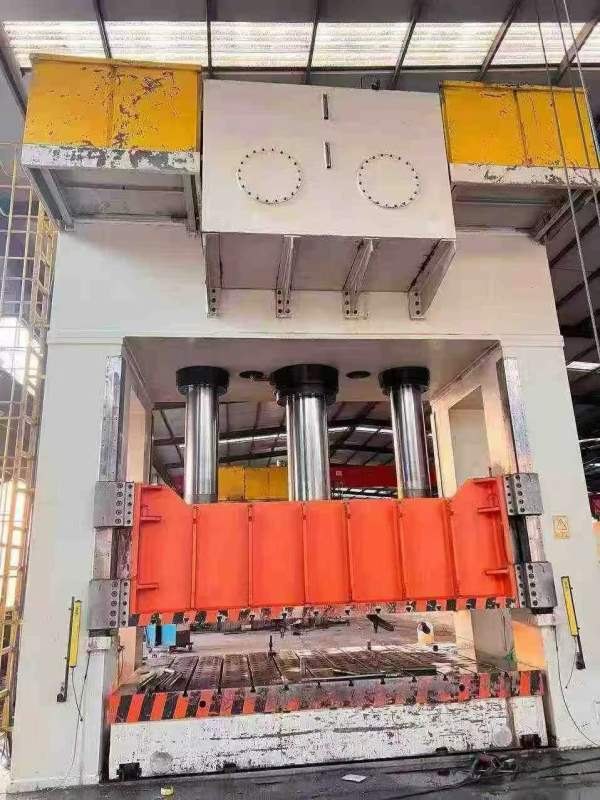 南通1250吨框架液压机。有效台面2.5X4米，开口1.85米.