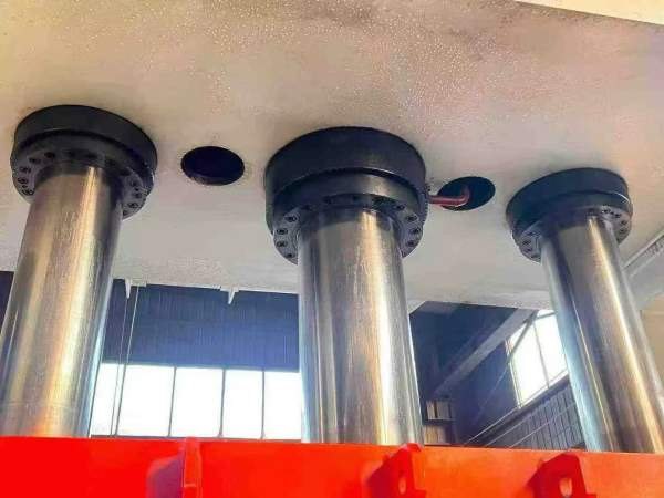 南通1250吨框架液压机。有效台面2.5X4米，开口1.85米.