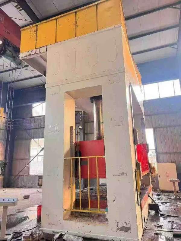 南通1250吨框架液压机。有效台面2.5X4米，开口1.85米.