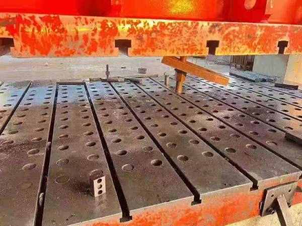 南通1250吨框架液压机。有效台面2.5X4米，开口1.85米.