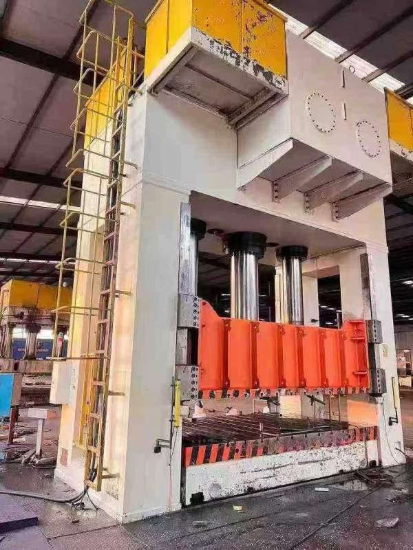 南通1250吨框架液压机。有效台面2.5X4米，开口1.85米.