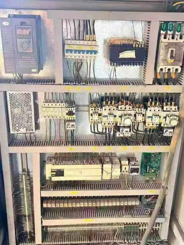 南通1250吨框架液压机。有效台面2.5X4米，开口1.85米.