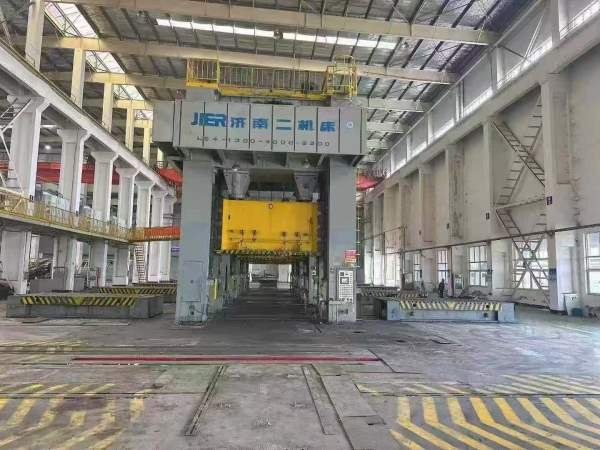 打包工厂在位设备：济南二机3360吨四点线：1300吨，80.