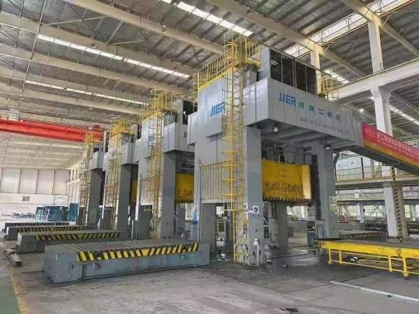 打包工厂在位设备：济南二机3360吨四点线：1300吨，80.