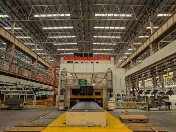 济南二机四点多连杆锻压线6000吨，五机联动。带自动化.