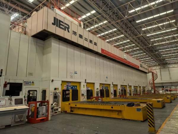 济南二机四点多连杆锻压线6000吨，五机联动。带自动化.