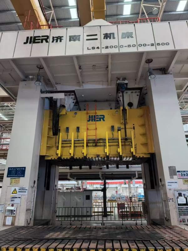 济南二机2000吨四点多连杆压力机，台面2.5米/5米，前.