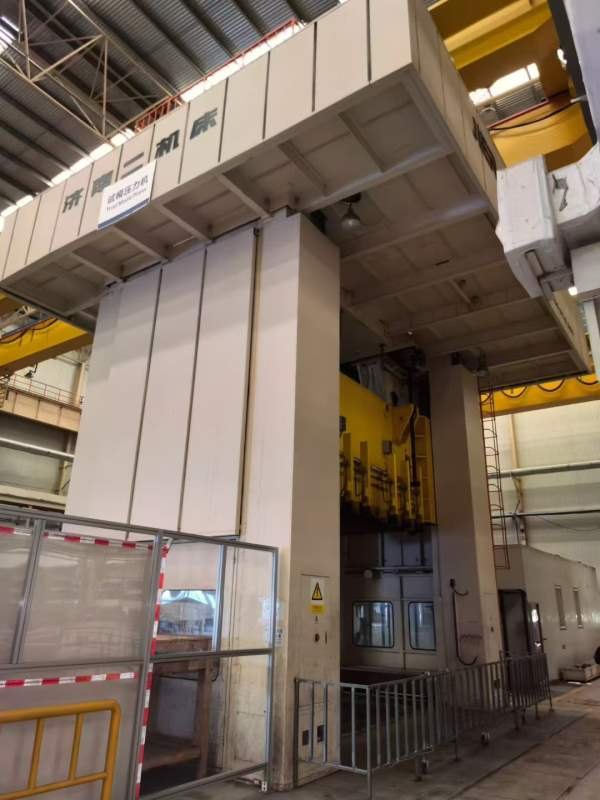 济南二机2000吨四点多连杆压力机，台面2.5米/5米，前.