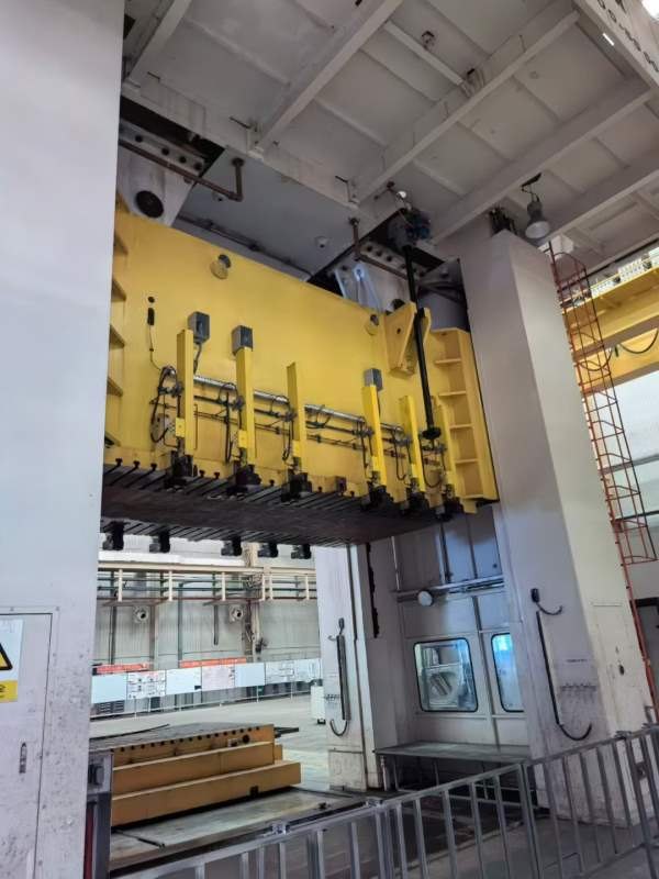 济南二机2000吨四点多连杆压力机，台面2.5米/5米，前.